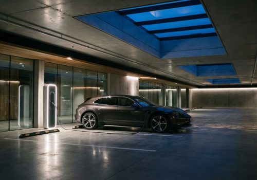 עמדת טעינה מנוהלת מודרנית מותקנת בחניון תת קרקעי של בניין מגורים