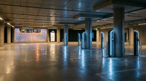 רשת עמדות טעינה מודרניות בחניון תת-קרקעי מואר