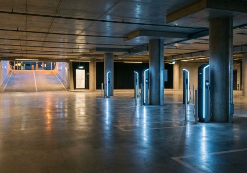 רשת עמדות טעינה מודרניות בחניון תת-קרקעי מואר