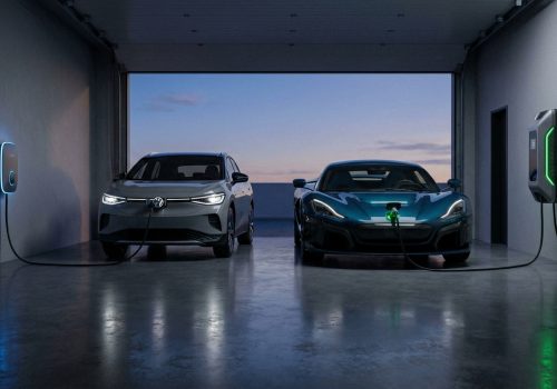 השוואה בין עמדת טעינה 11 קילוואט לעמדת 22 קילוואט בחנייה ביתית מודרנית